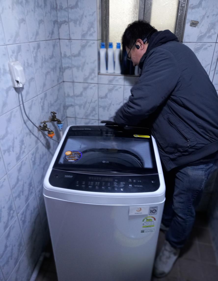 수원시 권선구 세류2동 일월 행복한 나눔 재단, 취약계층 가구에 중고 세탁기 무상 설치